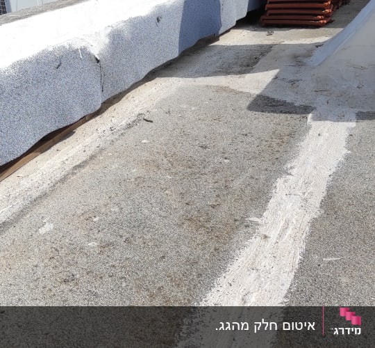קו איטום לבן על גג בטון